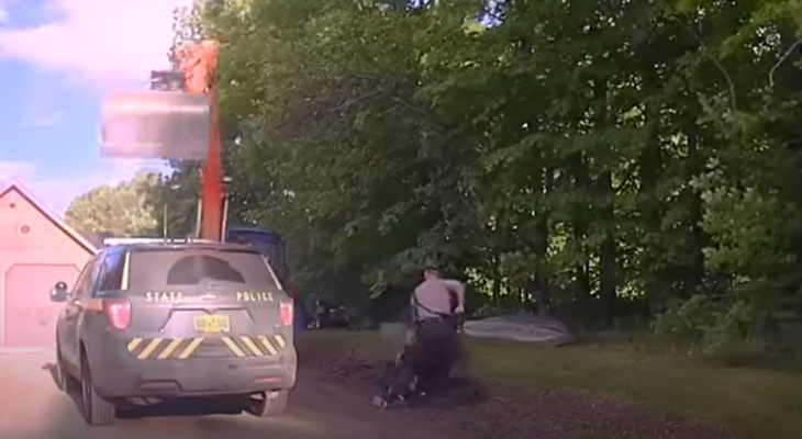 بالفيديو: أب يهاجم الشرطة بجرافة لمنعها من اعتقال نجله