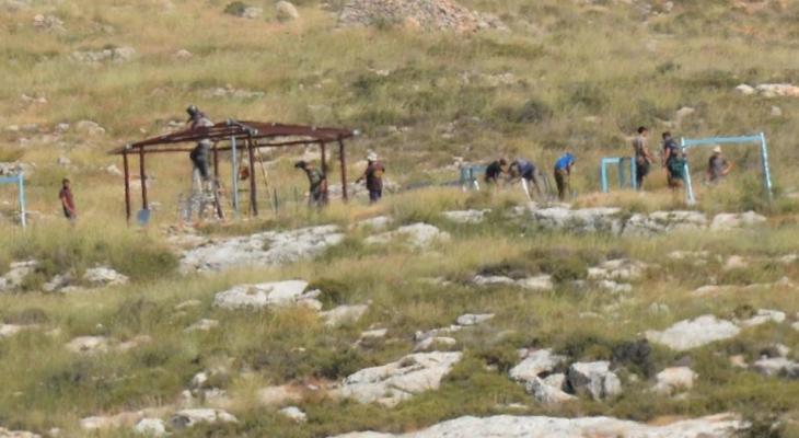الخليل: مستوطنون يقومون بأعمال توسعة لمستوطنة "أفيجال" شرق يطا 
