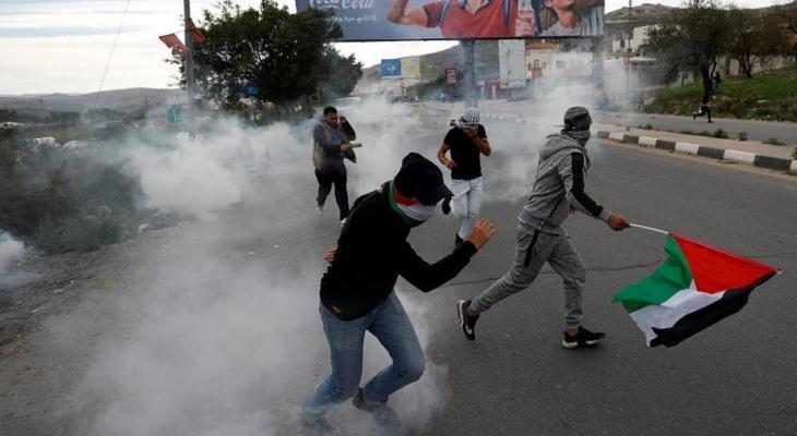 نابلس: اندلاع مواجهات مع الاحتلال عقب إزالة الأعلام الفلسطينية في بلدة حوارة