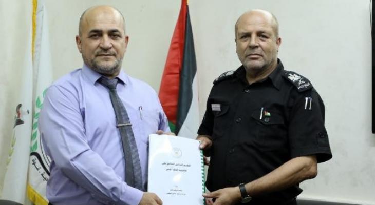 مراقب عام الداخلية بغزة يُسلم قيادة "الدفاع المدني" تقريرها الرقابي