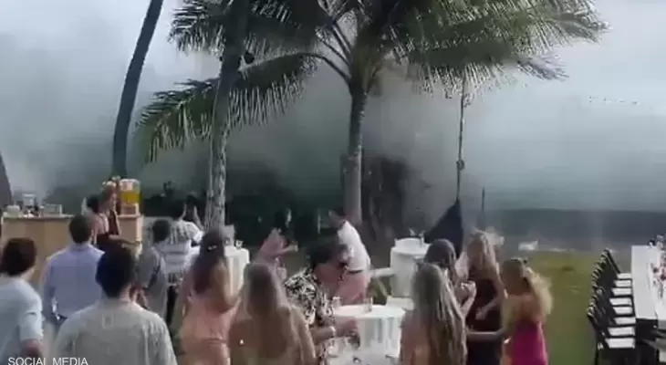 بالفيديو: موجة عملاقة تضرب العروسين والحضور وتفسد "ليلة العمر"