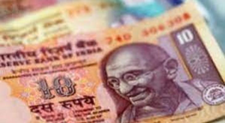 الروبية الهندية تتراجع لأقل مستوياتها أمام الدولار