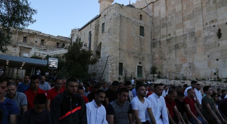 آلاف المواطنين يؤدون صلاة عيد الأضحى في الحرم الإبراهيمي الشريف
