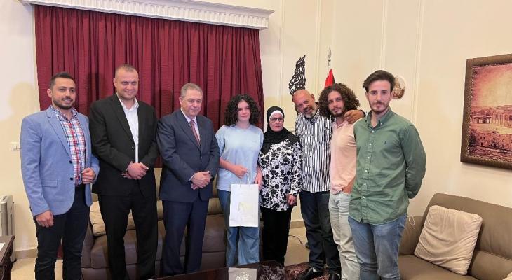 السفير دبور يستقبل الطالبة الفلسطينية لين القاسم.jfif