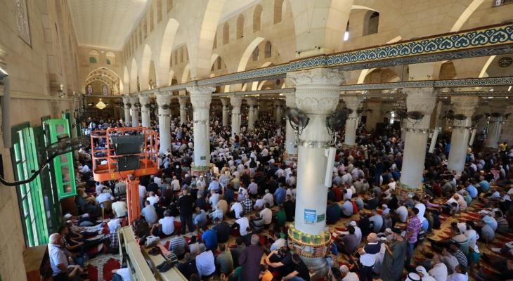 عشرات الآلاف يؤدون صلاة الجمعة في رحاب المسجد الأقصى.jfif
