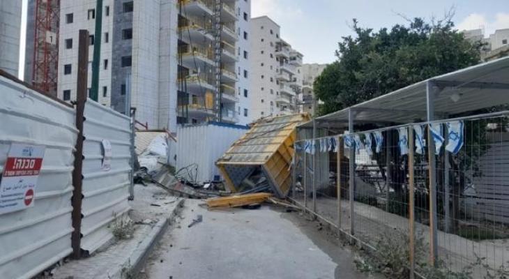 وفاة عاملين وإصابة آخرين جراء سقوط حاوية في الداخل المحتل