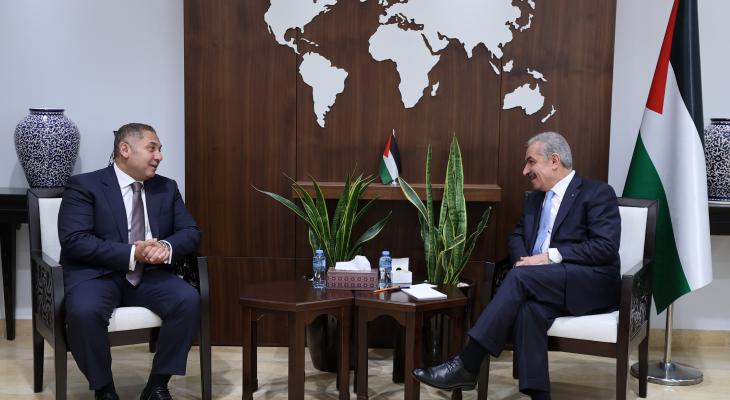 اشتية يستقبل السفير المصري لمناسبة انتهاء مهامه الرسمية.jpg