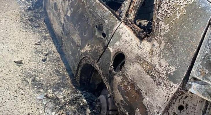 مستوطنون يحرقون مركبة ويسرقون مبلغًا ماليًا شمال رام الله