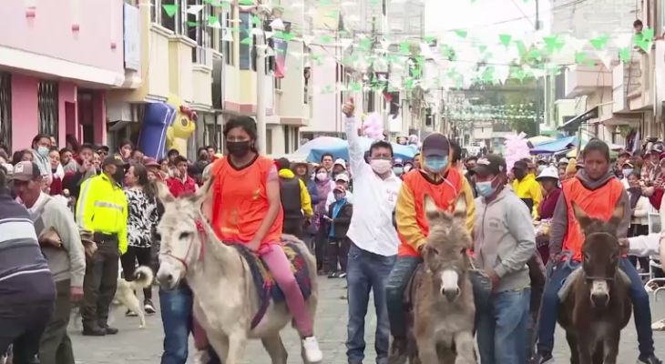 سباق الحمير الكبير في شوارع مدينة إكوادورية VlkfT