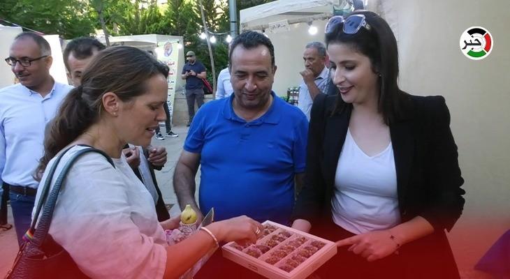 بالفيديو: مكتب الاتحاد الأوروبي في فلسطين يفتتح "سوقاً بلدياً" لدعم المُزارع برام الله