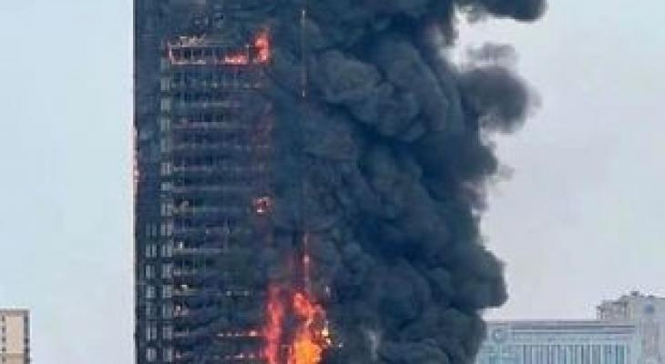 بالفيديو: مشهد لحريق مرعب.. النار تلتهم ناطحة سحاب بالصين