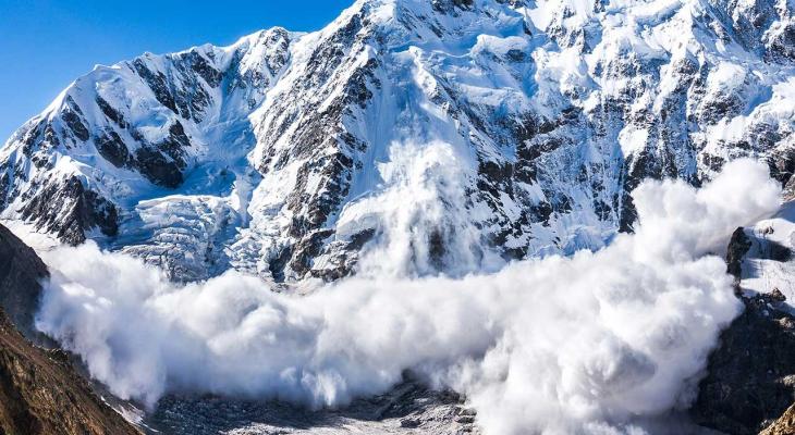 مصرع 10 أشخاص بانهيار جليدي في الجانب الهندي من جبال الهملايا.jpg