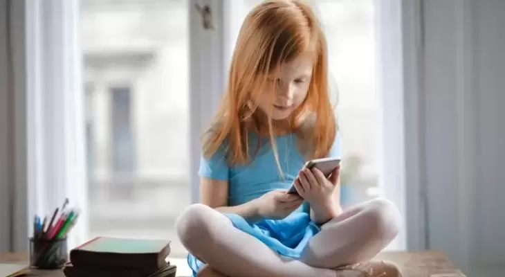 6 علامات تحذيرية على إدمان الأطفال على الهواتف الذكية