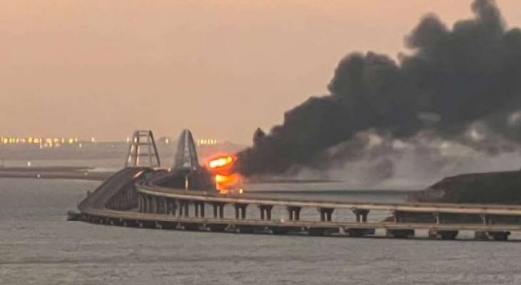 انفجار كبري عند جسر يربط بين شبه جزيرة القرم وروسيا