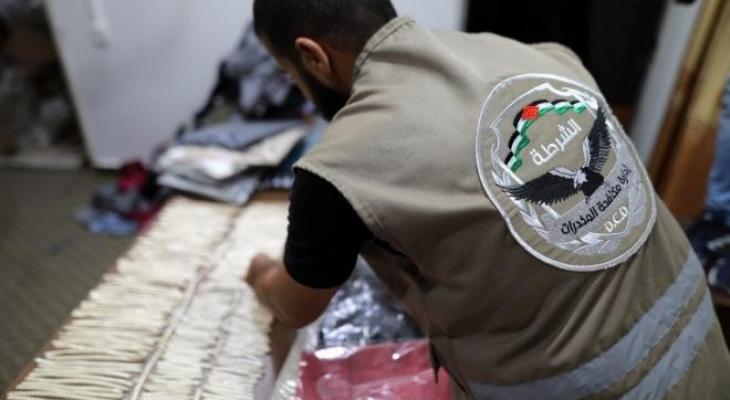 المكافحة بغزة تُحبط محاولة تهريب مخدرات مخفية داخل شحنة ملابس