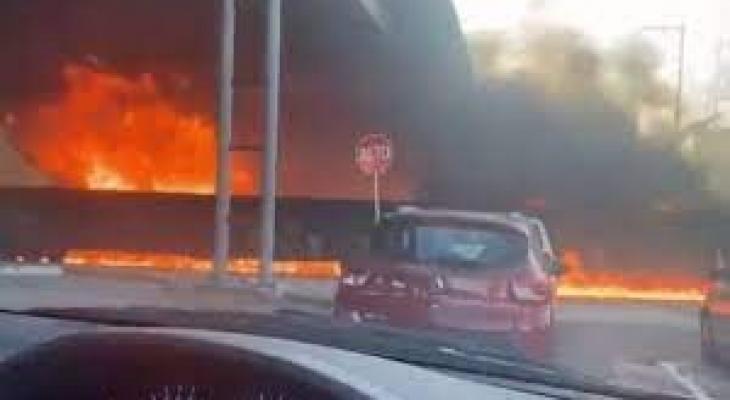 بالفيديو: بدا وكأنه يسير نحو جهنم.. قطار مكسيكي يخترق النيران في مشهد يحبس الأنفاس