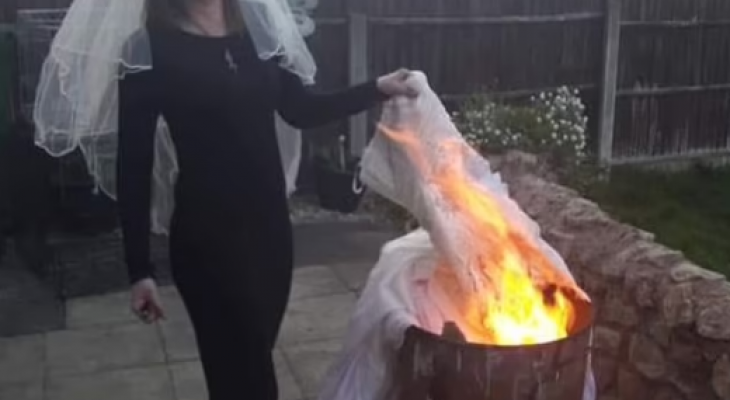 تحرق فستان زفافها