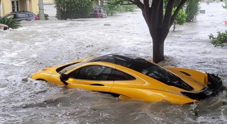 سيارة جديدة بمليون دولار تغرق فى مياه إعصار إيان Ehubv