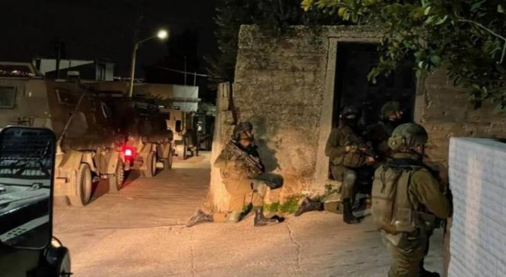 قوات الاحتلال تقتحم صالة أفراح في الخليل