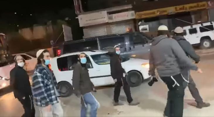 مستوطنون يهاجمون حافلة ومركبات للمواطنين في رام الله