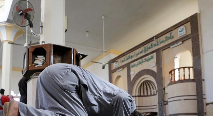 واقعة مأساوية في مصر.. إمام مسجد يتوفى خلال الصلاة بعد إهانته من المصلين