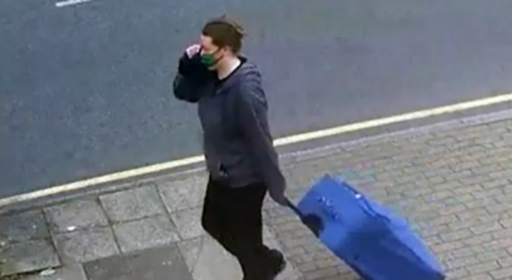 امرأة تسحب حقيبة تحتوي على جثة صديقتها التي قتلتها حول شوارع لندن (فيديو)