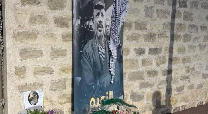 بالفيديو والصور: التيار الإصلاحي بـ"فتح" يُحيي ذكرى أبو عمار من أمام مستشفى بيرسي في باريس