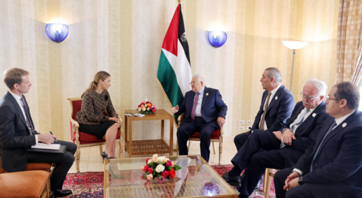 الرئيس عباس يستقبل الموفدة الأمريكية للقمة العربية في الجزائر