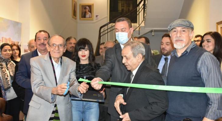 السفير اللوح يفتتح معرضا فنيا بمشاركة 142 فنانًا عربيًا.jfif