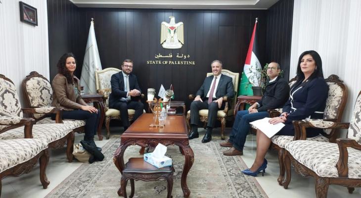 عساف يبحث سبل التعاون مع سفير الدنمارك لدى فلسطين