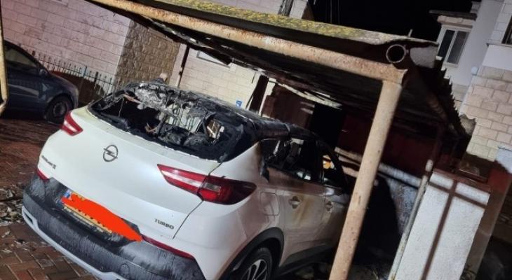 الداخل المحتل: مجهولون يحرقون 4 سيارات في مدينة نوف هجليل