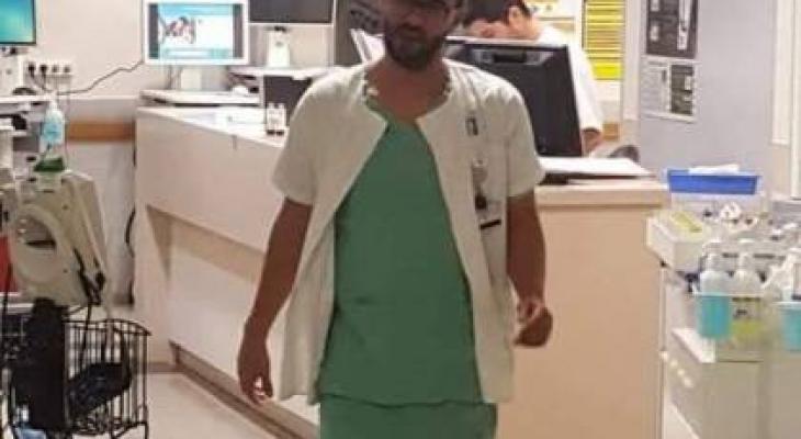 مستشفى "إسرائيلي" يُقرر فصل طبيب فلسطيني