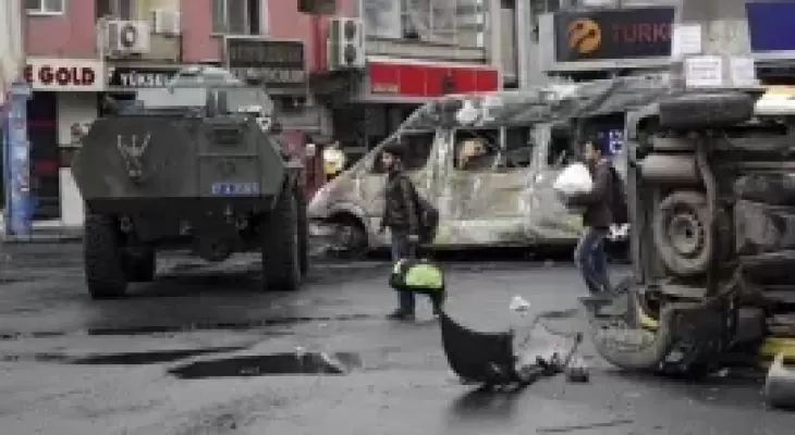 8 إصابات من الشرطة جراء انفجار سيارة مفخخة جنوب تركيا