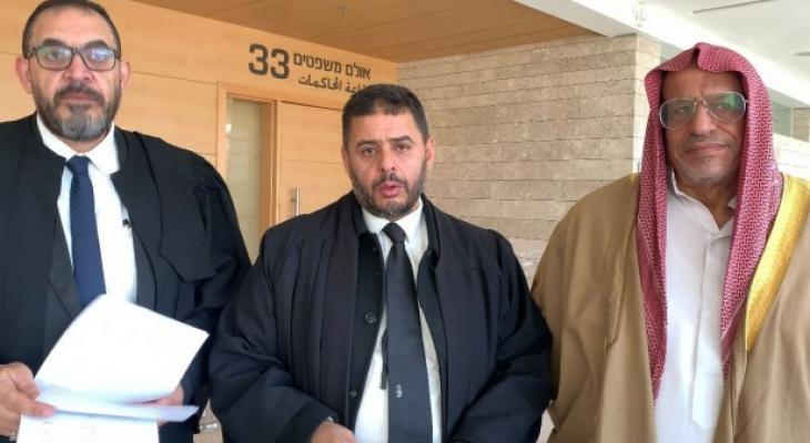 الشيخ يوسف الباز وطاقم الدفاع في المحكمة، اليوم.jpg