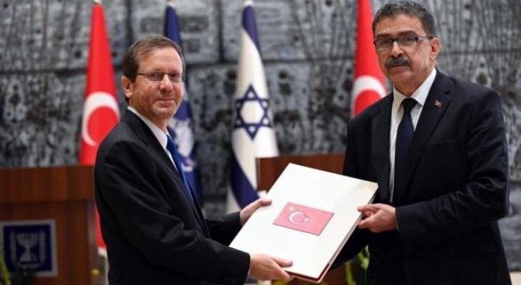 هرتسوغ والسفير التركي.