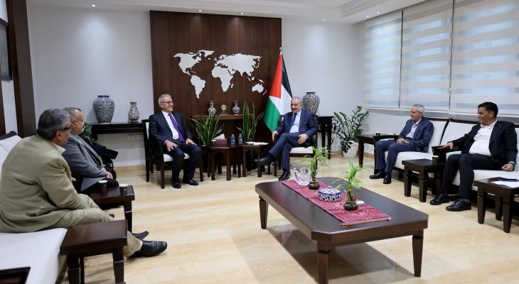رئيس الوزراء يلتقي وفدًا من غرفة تجارة وصناعة محافظة غزة