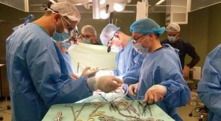 أطباء من فلسطينيي الداخل المحتل يقومون بإجراء عمليات زراعة كلى بغزة.jpg