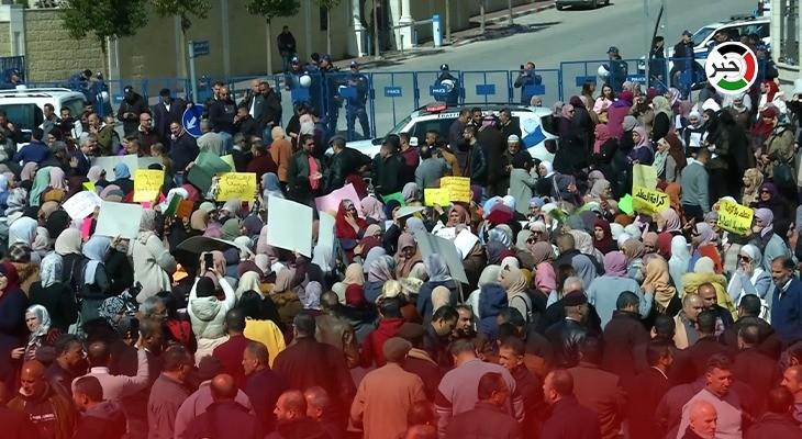 معلمون فلسطينيون يعتصمون أمام مقر مجلس الوزراء للمطالبة بصرف رواتبهم كاملة  