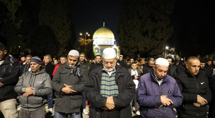 عشرات الآلاف يؤدون صلاتي العشاء والتراويح في المسجد الأقصى