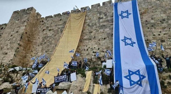 مستوطنون يرفعون أعلامًا "إسرائيلية" جنوب بيت لحم