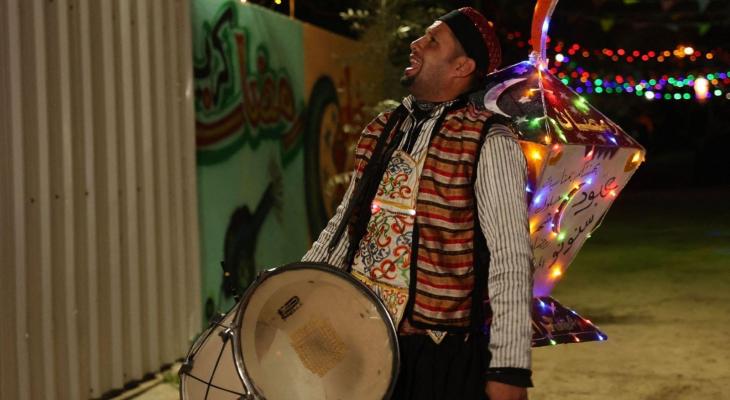 شاهد: "أبوطبلة".. المسحراتي يعود لشوارع غزّة مُحملاً بنكهة رمضاه وأيامه الجميلة