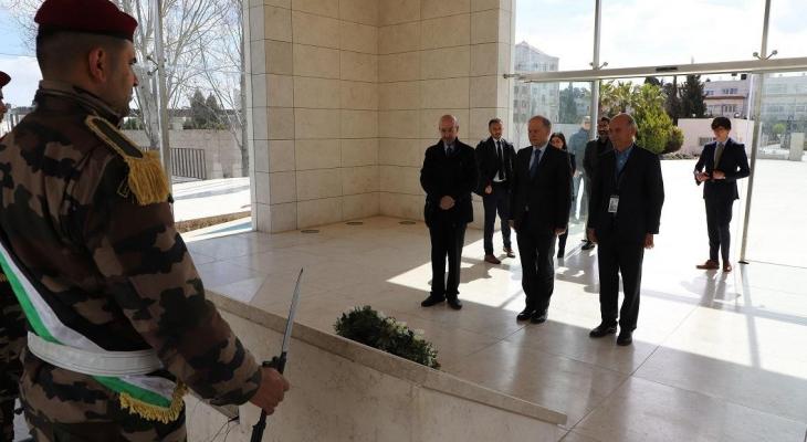 القنصل الفرنسي يضع إكليلًا من الزهور على ضريح الزعيم عرفات