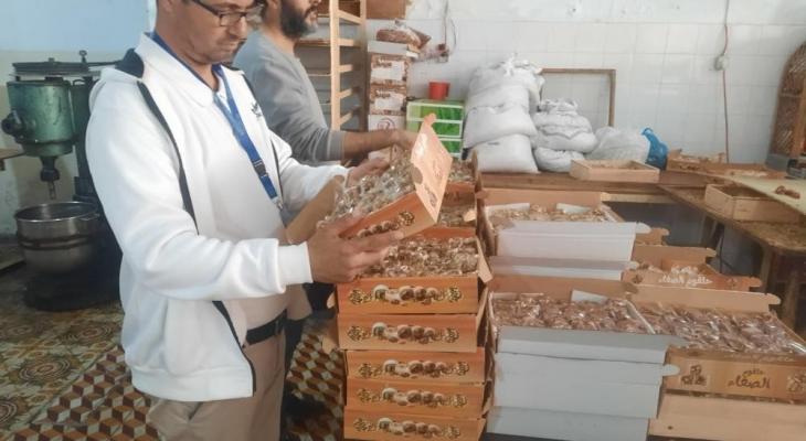 الاقتصاد بغزّة تُجري زيارة تفتيشية لمصانع حلوى "الحلقوم"