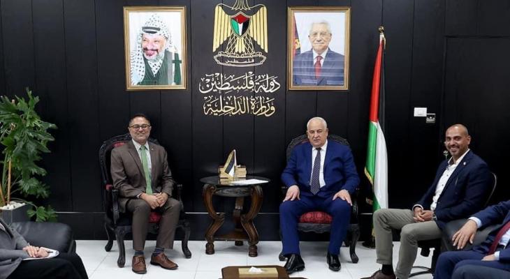 وزير الداخلية يبحث مع ممثل كندا لدى فلسطين سبل تعزيز التعاون.jfif
