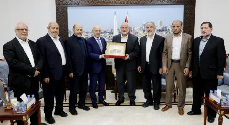 حماس تكرم السفير الجزائري في الدوحة