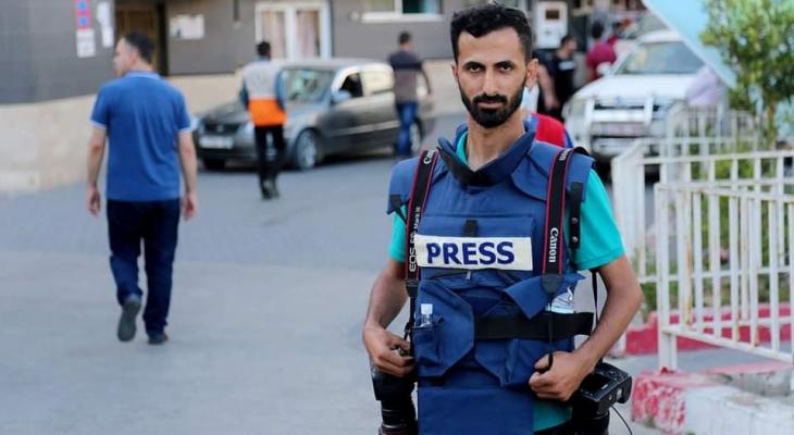 "الإعلامي الحكومي" بغزّة يُدين اعتداء أمن الأونروا على الصحفي عبد الحكيم أبو رياش 
