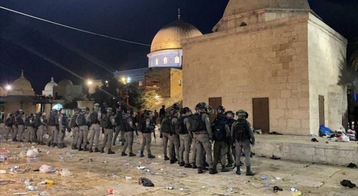 شرطة الاحتلال تعتدي على المصلين في باب حطة
