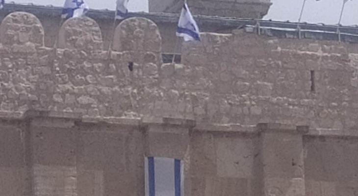 وزير الأوقاف يدين رفع علم الاحتلال على سطح وجدران الحرم الإبراهيمي