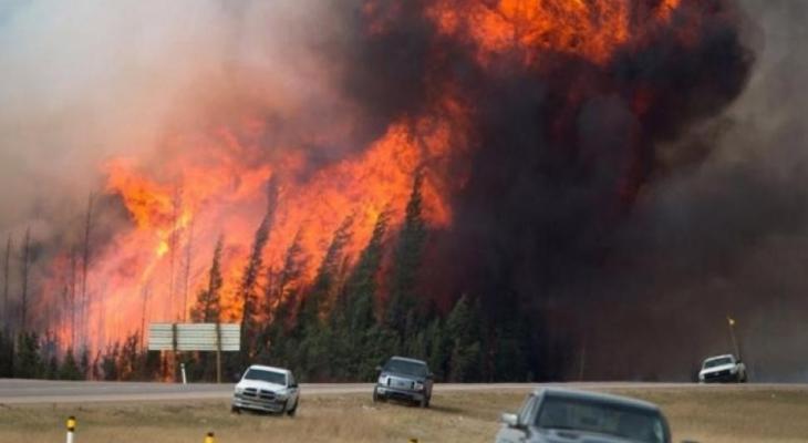 إجلاء 30 ألف شخص جراء الحرائق غرب كندا.jpg