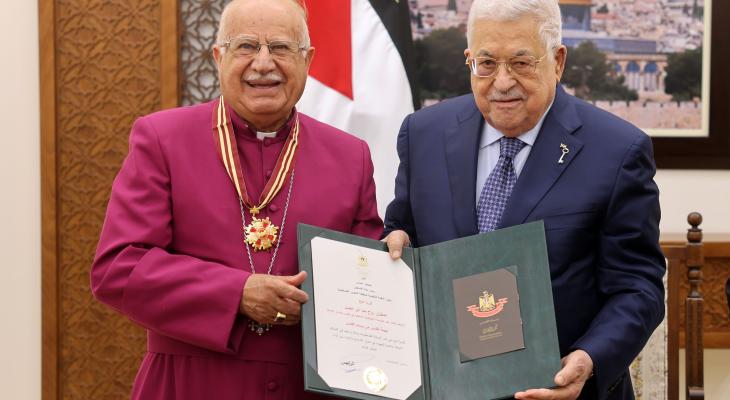 الرئيس عباس يقلد المطران رياح حنا أبو العسل نجمة القدس